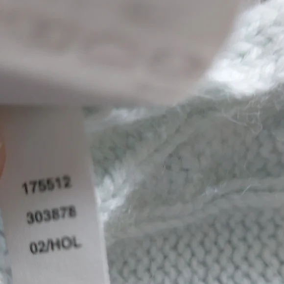 GAP Soft Cream Cable Knit Scarf - Picture 9 of 10